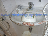 Tatortreinigung Waschbecken Blut und Graphitpulver